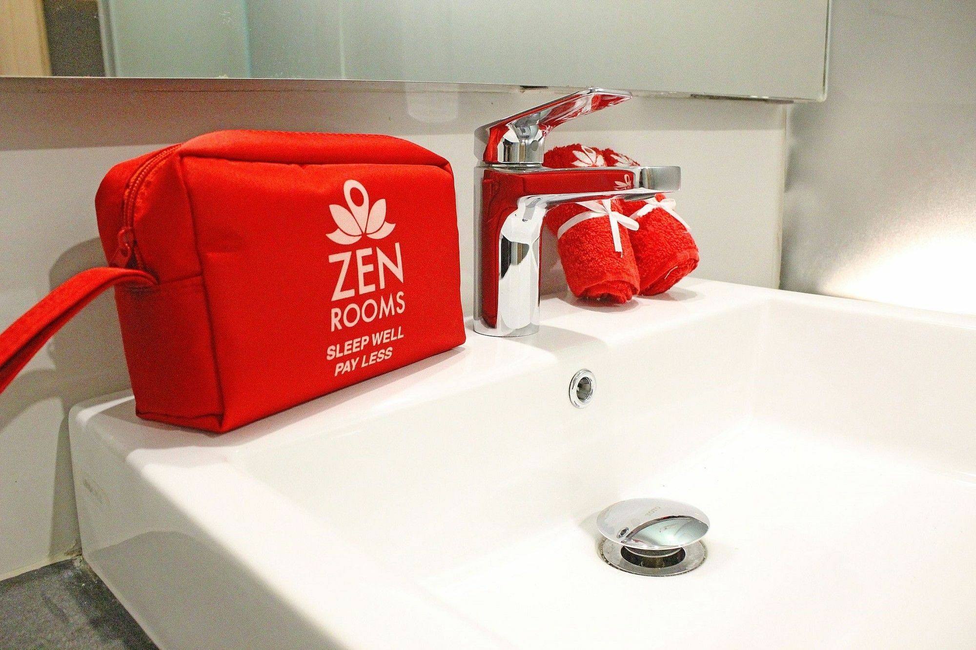 Hotel Zen Premium Sampoerna Strategic Square Giacarta Esterno foto