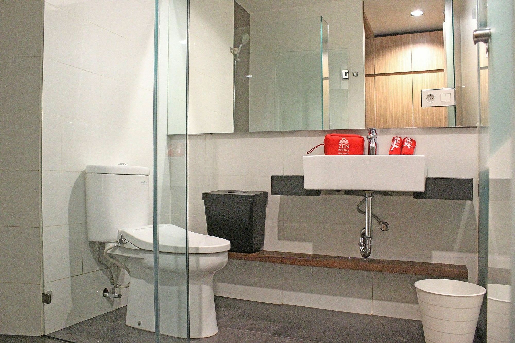 Hotel Zen Premium Sampoerna Strategic Square Giacarta Esterno foto